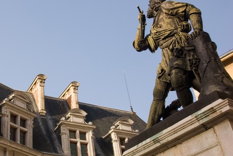 Façade nacine Palais du parlement Grenoble statue Bayard