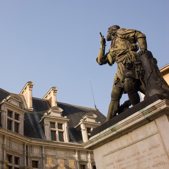 Façade nacine Palais du parlement Grenoble statue Bayard