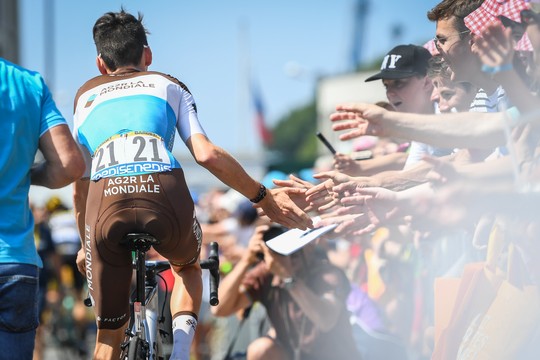  Tour de France Cycliste de dos avec public 