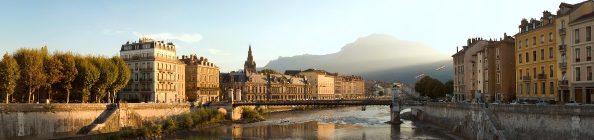 Centre ancien de Grenoble quais de l'Isère couché du soleil