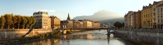 Centre ancien de Grenoble quais de l'Isère couché du soleil