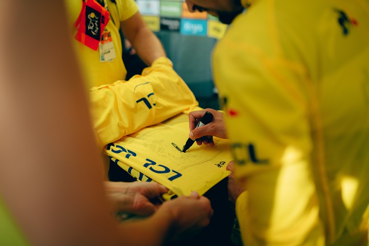 © ASO / Thomas MAHEUX Tour de France signature dédicace du maillot jaune