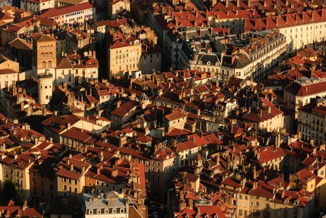 Vue sur la vieille ville de Grenoble par les toits
