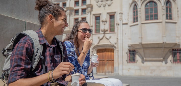 En amoureux, manger une glace centre ancien Grenoble