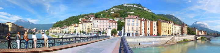 © OTGAM L.Ravier Balade avec un greeter à Grenoble sur les quais de l'Isère