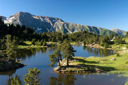 lac vue sur montagnes