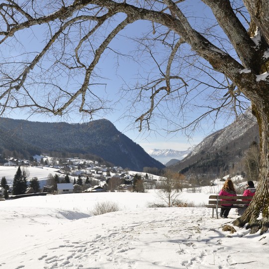 Jeunes femmes banc admirent paysage enneigé Sappey-en-Chartreuse