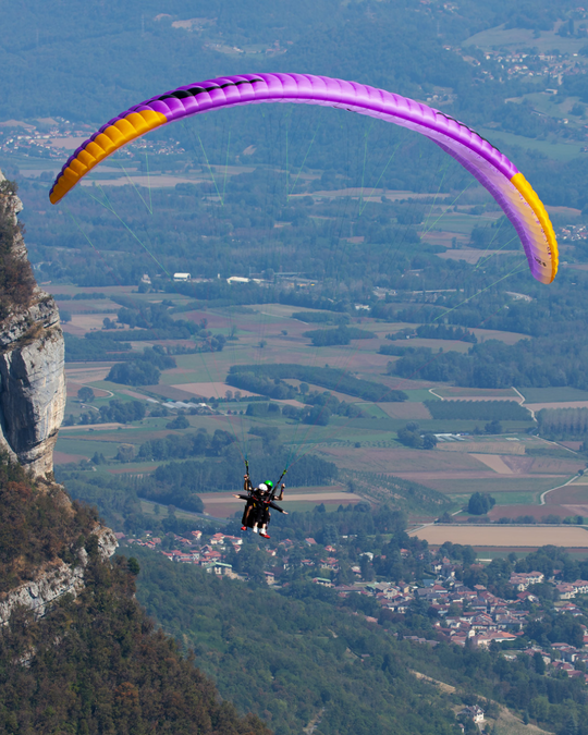 un vol en parapente biplace au dessus de la vallée du Grésivaudan et à côté des sommets de la Chartreuse
