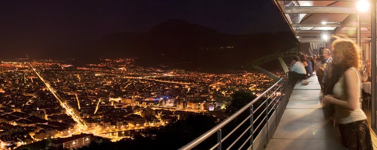 Vue sur la ville de Grenoble de nuit depuis restaurant Bastille
