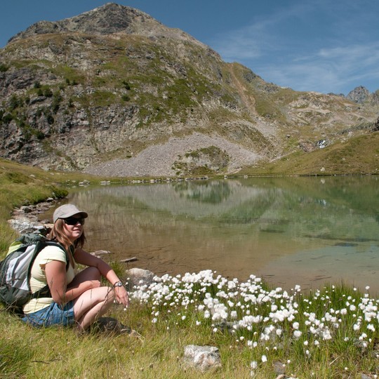 lac montagne fleurs randonneur