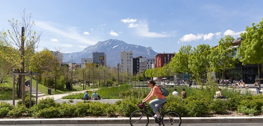 Cycliste ecoquartier de Bonne verdure montagne ville