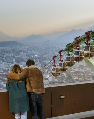 Bastille-Grenoble-couple-© Alain Douce Agence Grenoble Alpes.png