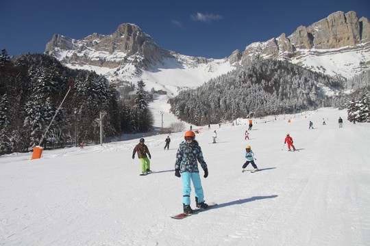 gresse en vercors piste de ski skieurs hiver
