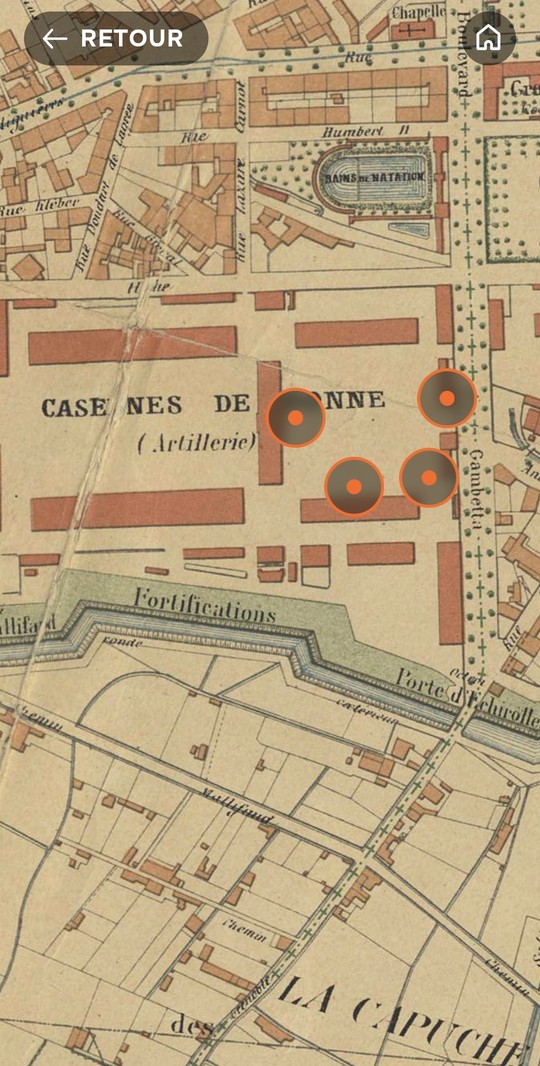 Capture d'écran d'une ancienne carte représentant la caserne de bonne avec différents points d'intérêts.