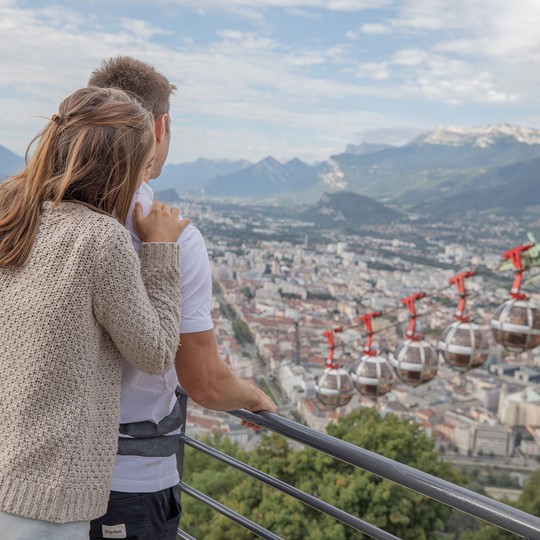 En amoureux, vue depuis la Bastille sur la vallée de Grenoble