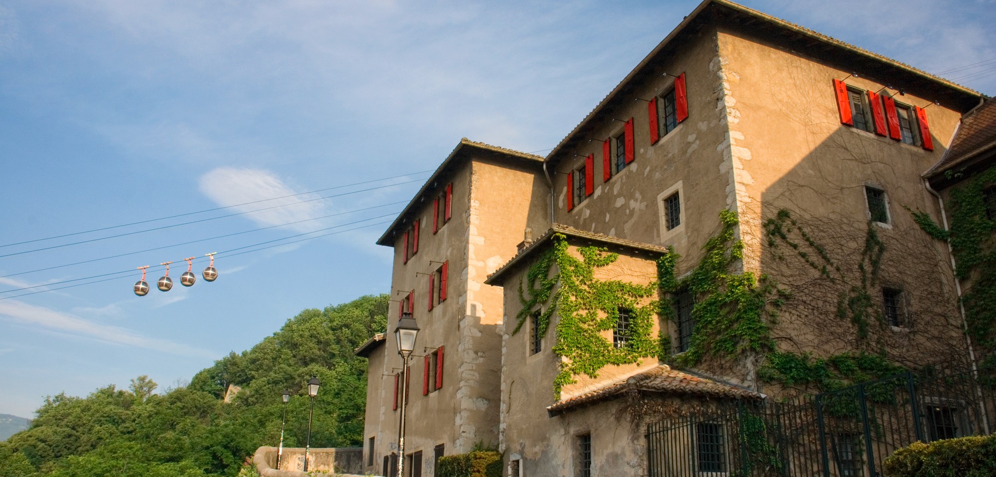 facades extérieures du Musée Dauphinois bulles de Grenoble