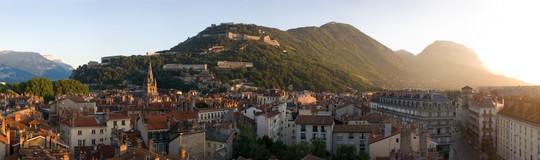 Levé de soleil sur la Bastille et centre ancien de Grenoble