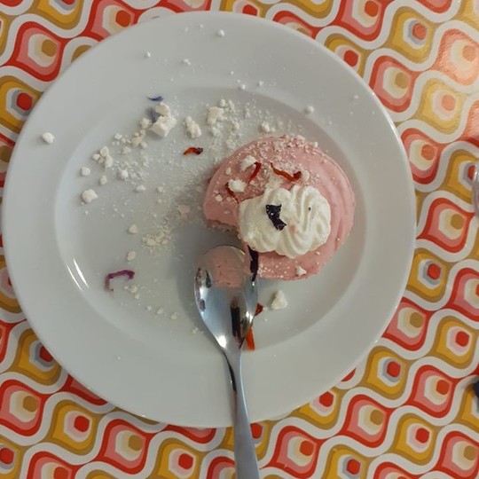 macaron rose assiette du restaurant papilles et papote