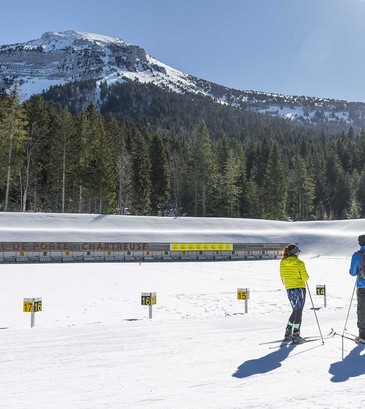 Chartreuse Col de Porte couple ski nordique pas de tir Biathlon sous Chamechaude