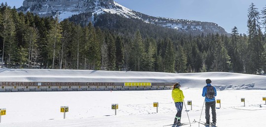 Chartreuse Col de Porte couple ski nordique pas de tir Biathlon sous Chamechaude