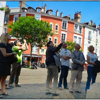 Guide visite guidée place Notre Dame immeubles colorés