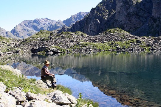 Pêcheur lac de montagne belledonne