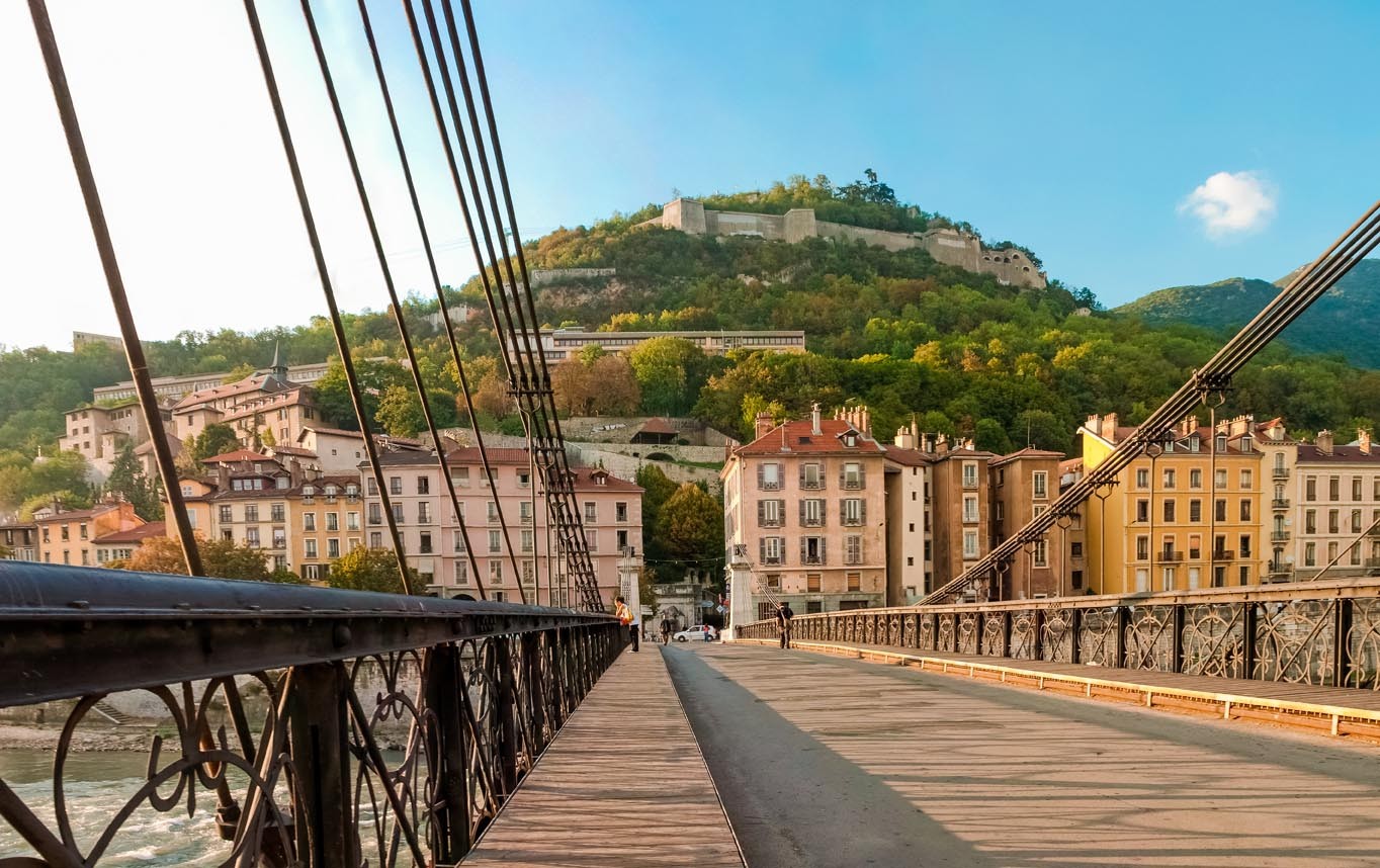 Bastille verdoyante passerelle en bois façades colorées quais isere