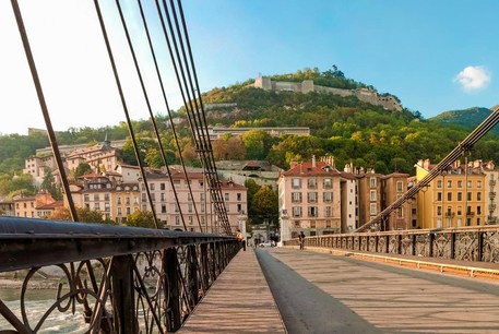 Bastille verdoyante passerelle en bois façades colorées quais isere