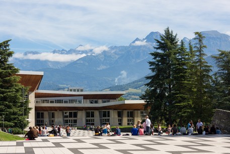 place des monts du Campus universitaire de Grenoble Belledonne