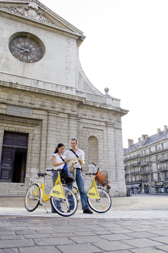 Métrovélo devant église Saint-Louis Grenoble